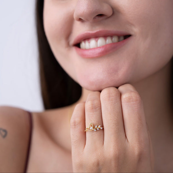 Curvy Leaf Ring